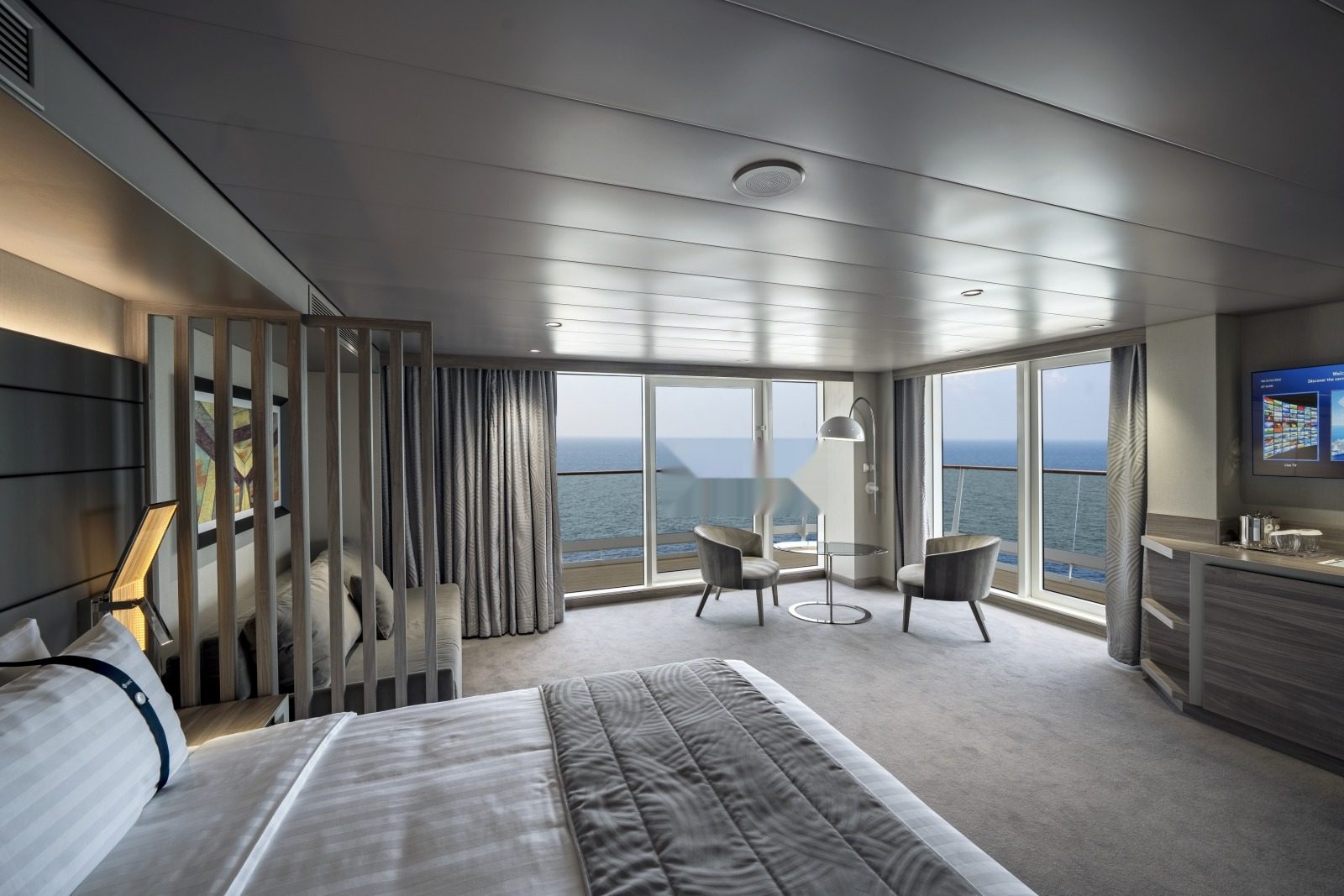 Grand Suite с панорамными окнами и видом на море на MSC World Europa