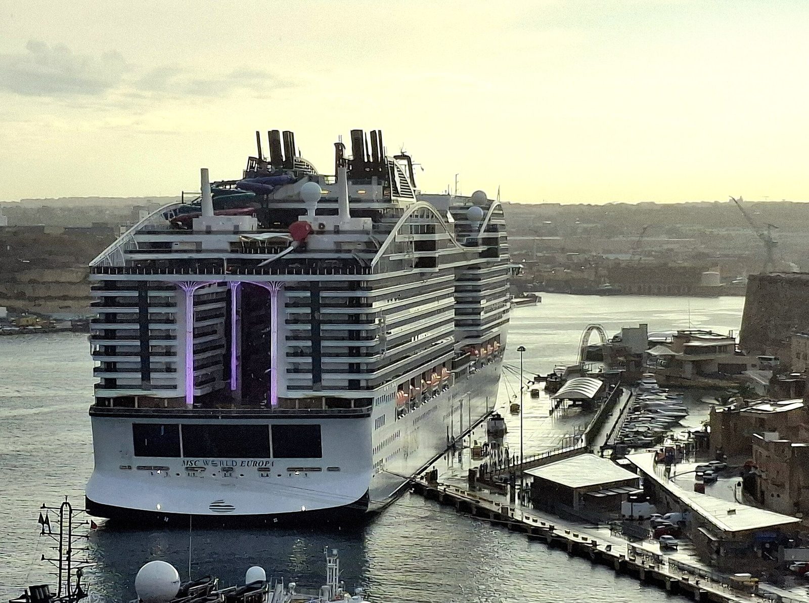 Лайнер MSC World Europa в порту Валлетты