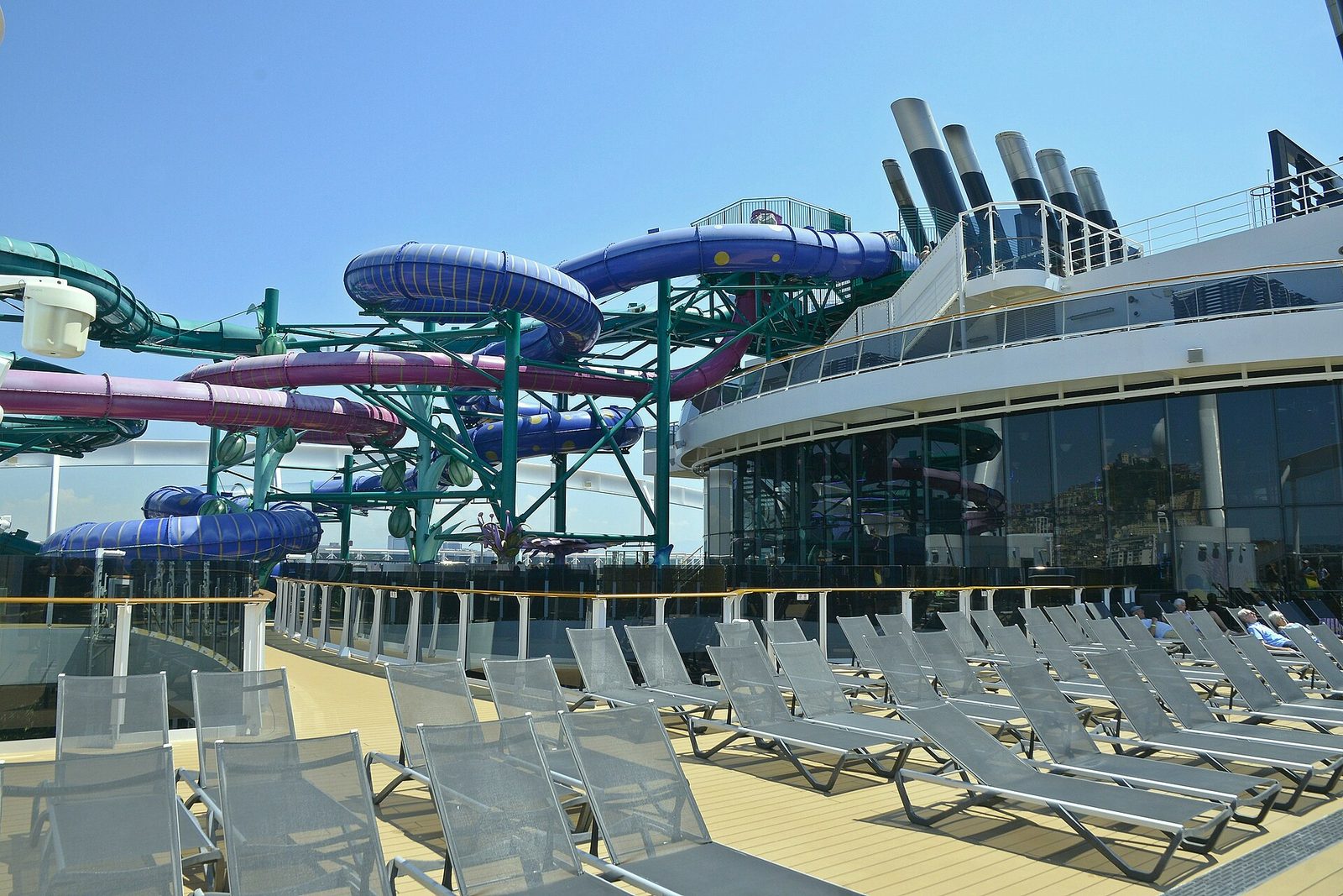 Бассейны и солнечная палуба MSC World Europa