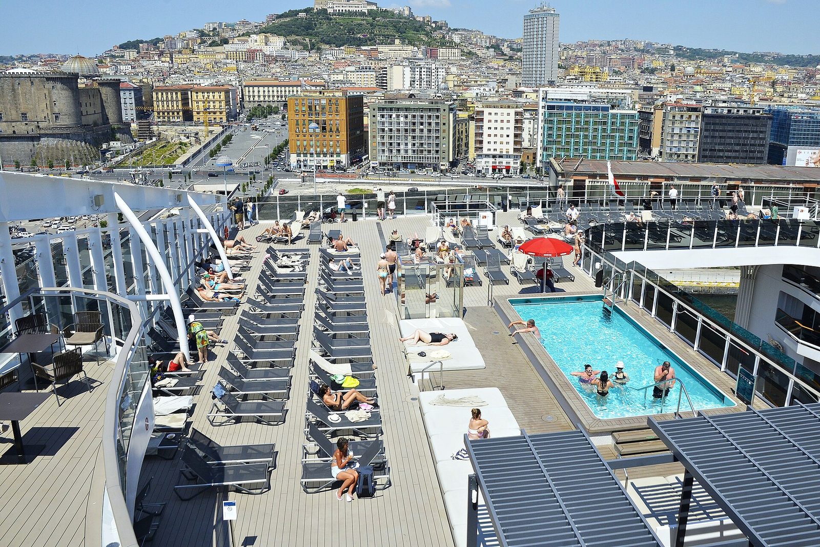 Бассейн под открытым небом на MSC World Europa