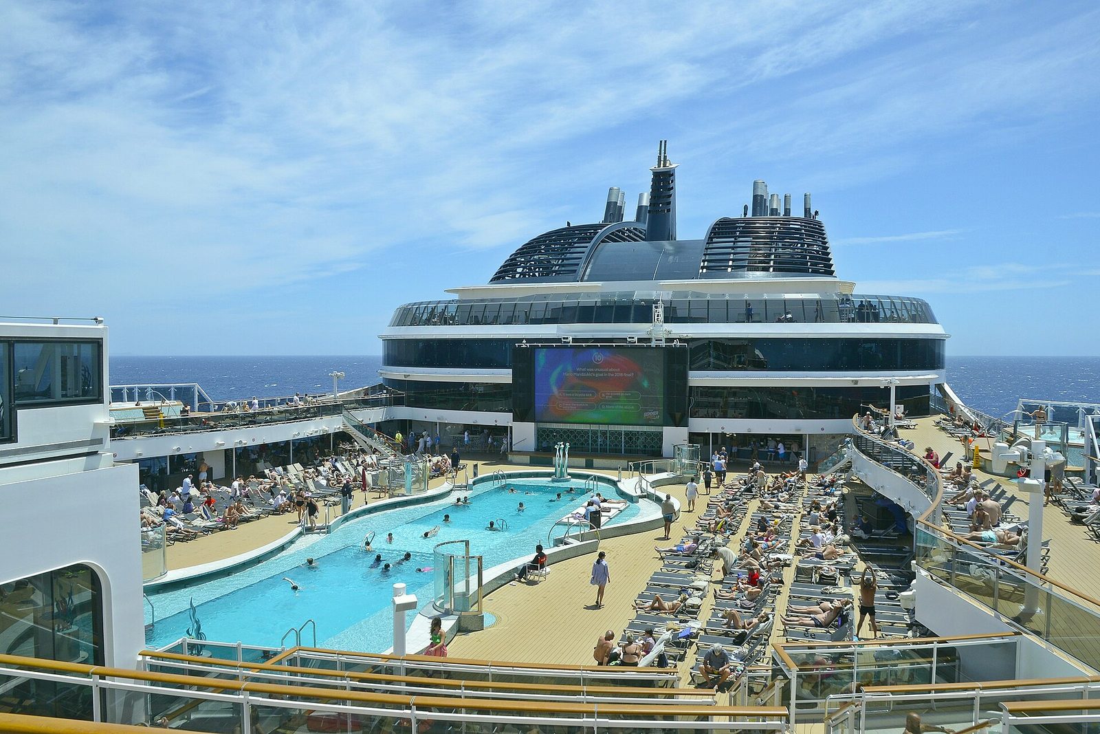 Зона бассейнов и джакузи MSC World Europa