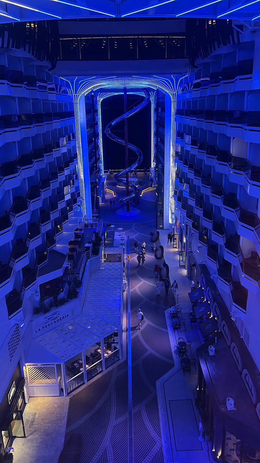 World Promenade — рестораны и бары под открытым небом